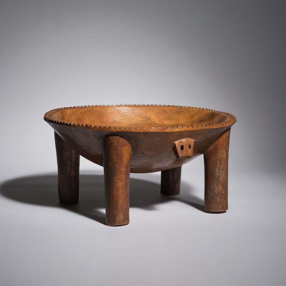 BOL À KAVA, ÎLES FIDJI: BOL À KAVA, ÎLES FIDJI bois Diamètre: 31 cm. KAVA BOWL Fiji Provenance Collection privée européenne This lot is subject to the following lot symbols: * * VAT on imported