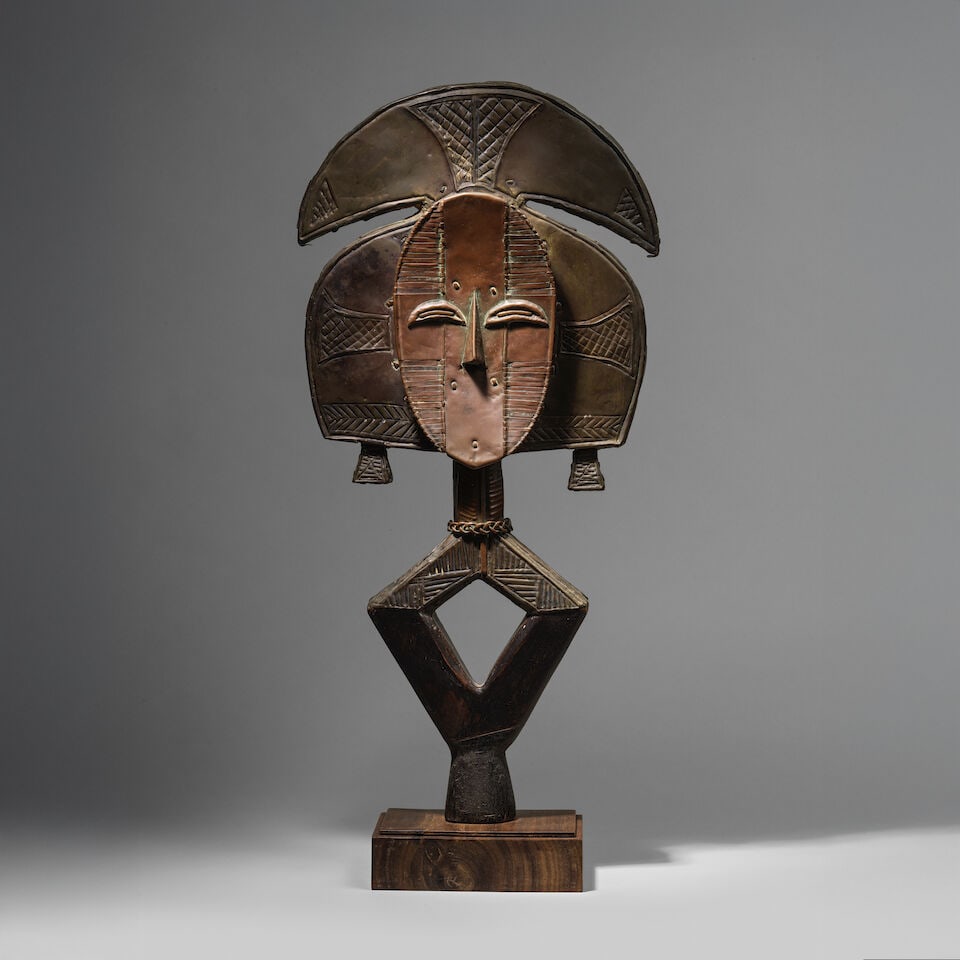 FIGURE DE RELIQUAIRE KOTA, GABON: FIGURE DE RELIQUAIRE KOTA, GABON bois, métal Hauteur: 57.5 cm. KOTA RELIQUARY FIGURE Gabon Provenance Aaron Furman, New York, 1971 Collection privée, USA This lot is subject to the following