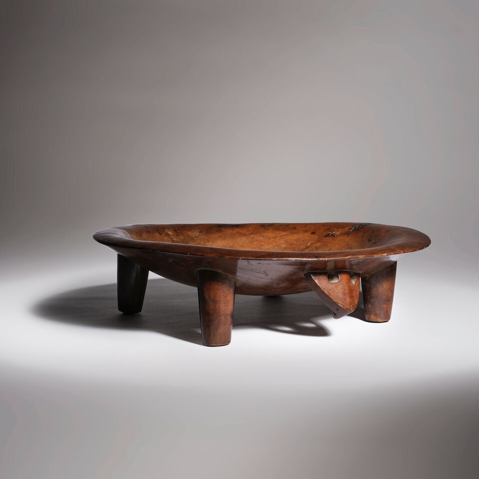 BOL À KAVA, ÎLES FIDJI: BOL À KAVA, ÎLES FIDJI bois Diamètre: 51 cm. KAVA BOWL Fiji Provenance Collection privée, Tahiti Collection privée européenne This lot is subject to the following lot