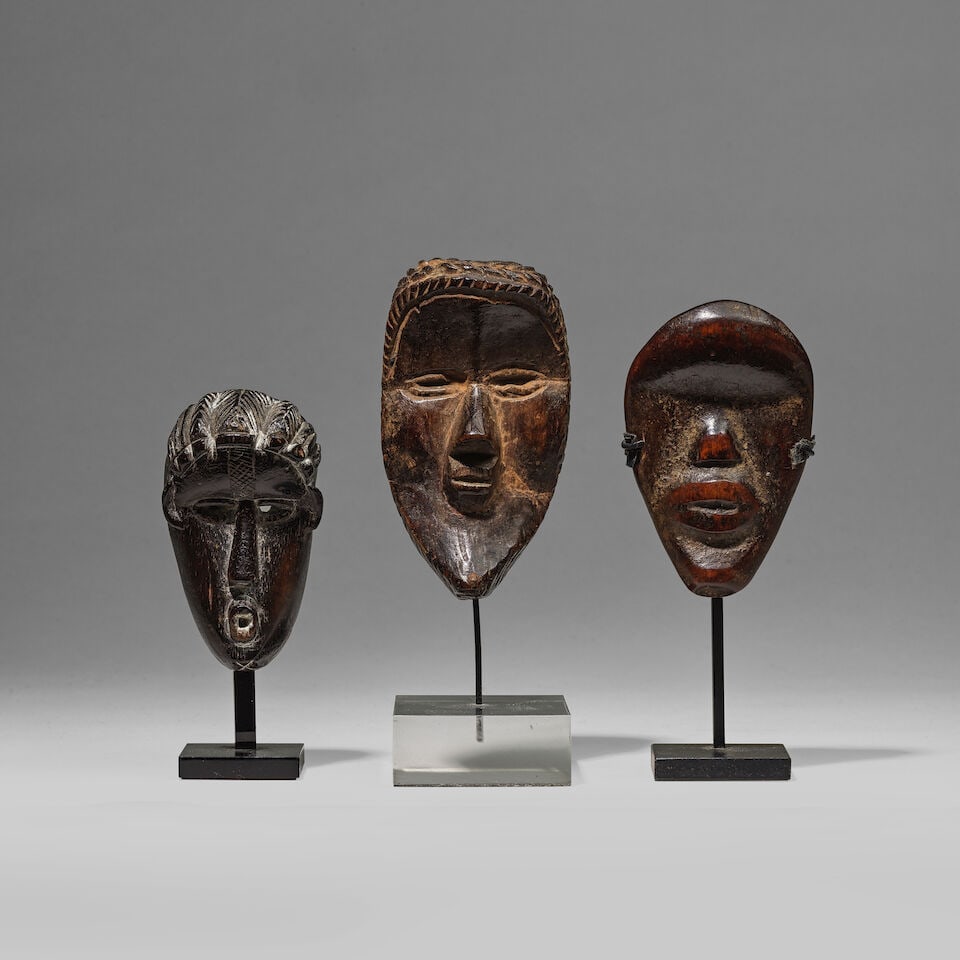 TROIS MASQUES PASSEPORT DAN ET BASSA, LIBERIA ET CÔTE D'IVOIRE: TROIS MASQUES PASSEPORT DAN ET BASSA, LIBERIA ET CÔTE D'IVOIRE bois Hauteur: 8 à 10 cm. THREE PASSPORT MASKS, TWO BASSA AND ONE DAN Liberia and Ivory Coast Provenance Pour les deux masques