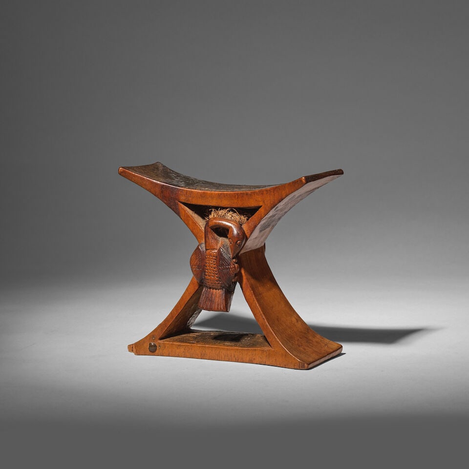 APPUI-TÊTE YAKA, RÉPUBLIQUE DÉMOCRATIQUE DU CONGO: APPUI-TÊTE YAKA, RÉPUBLIQUE DÉMOCRATIQUE DU CONGO bois, cuir, herbes, métal Hauteur: 15 cm. YAKA HEADREST Democratic Republic of the Congo Provenance Collecté par Frederik-Val