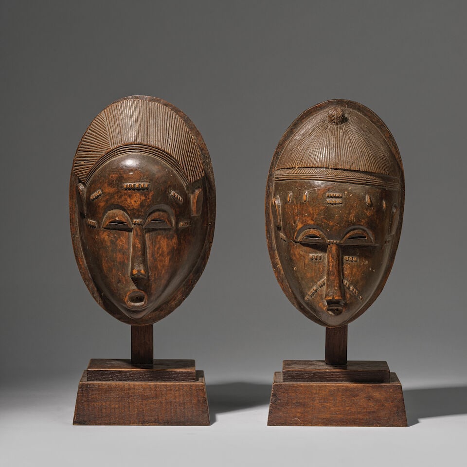 PAIRE DE MASQUES BAOULÉ, CÔTE D'IVOIRE: PAIRE DE MASQUES BAOULÉ, CÔTE D'IVOIRE bois Hauteur: 24 cm. PAIR OF BAULE MASKS Ivory Coast Provenance Collection privée, France For further information on this lot please visit