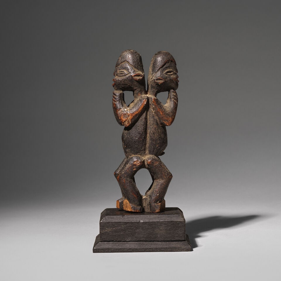 STATUE MUPO BAMILÉKÉ, CAMEROUN: STATUE MUPO BAMILÉKÉ, CAMEROUN bois Hauteur: 16.5 cm. BAMILEKE MUPO FIGURE Cameroon Provenance Collection privée, France For further information on this lot please visit