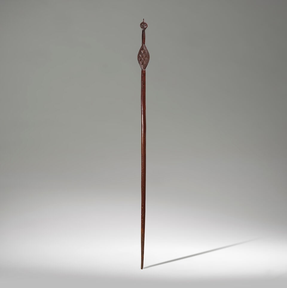 BÂTON MBUUN, RÉPUBLIQUE DÉMOCRATIQUE DU CONGO: BÂTON MBUUN, RÉPUBLIQUE DÉMOCRATIQUE DU CONGO bois Hauteur: 132 cm. MBUUN STAFF Democratic Republic of the Congo Provenance Collecté par Frederik-Valdemar Olsen (24 mai 1877 - 19