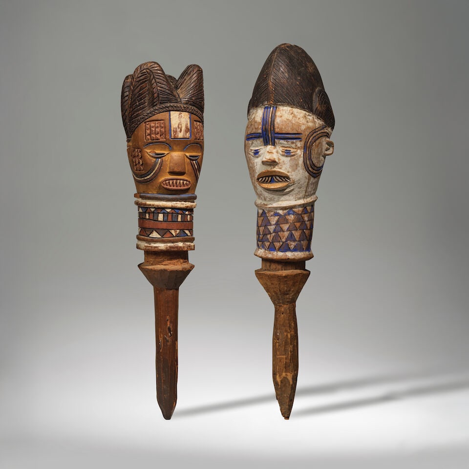 DEUX TÊTES KUYU, RÉPUBLIQUE DU CONGO: DEUX TÊTES KUYU, RÉPUBLIQUE DU CONGO bois, pigments Hauteur: 55 et 59 cm. TWO KUYU HEADS Republic of the Congo Provenance Collecté par Frederik-Valdemar Olsen (24 mai 1877 - 19