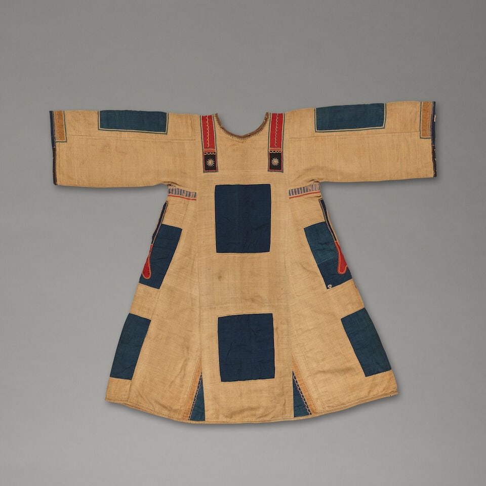 TUNIQUE JIBBA MAHDISTE, SOUDAN: TUNIQUE JIBBA MAHDISTE, SOUDAN coton 97 x 117 cm. MAHDIST JIBBA TUNIC Sudan Provenance Collection privée, Londres This lot is subject to the following lot symbols: * * VAT on imported items at th