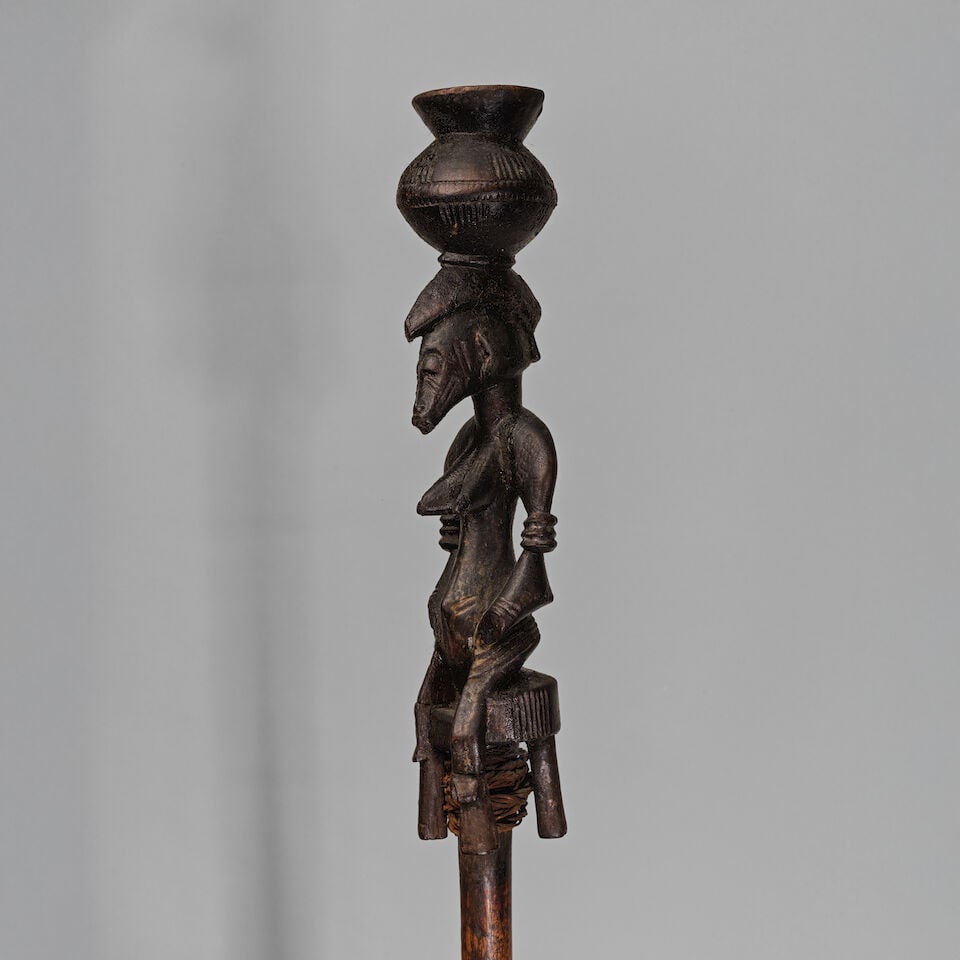 CANNE TEFALIPITYA SÉNOUFO, CÔTE D'IVOIRE: CANNE TEFALIPITYA SÉNOUFO, CÔTE D'IVOIRE bois, fer Hauteur: 108.5 cm. SENUFO TEFALIPITYA STAFF Ivory Coast Provenance Charles Davis, Nouvelle-Orléans Collection privée, Londres Thi