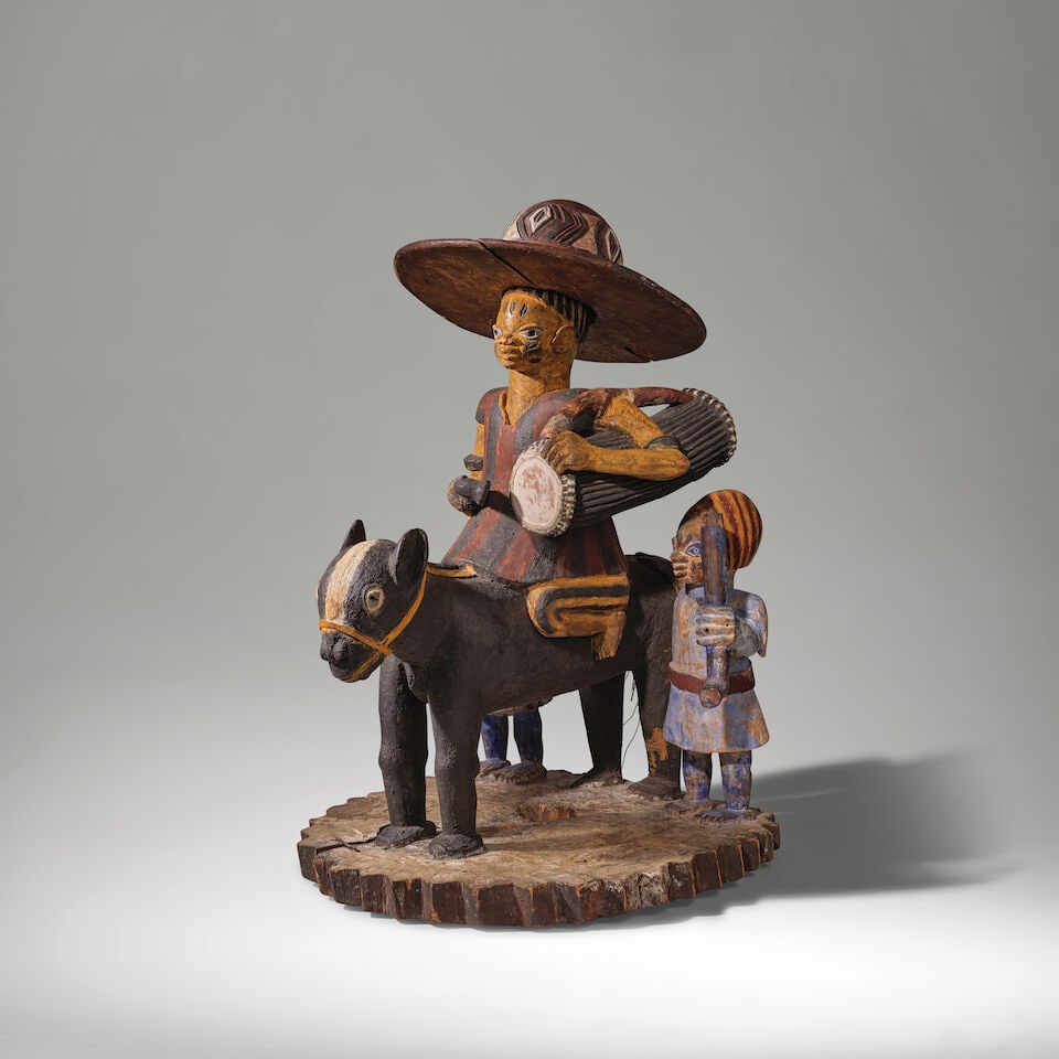 SCULPTURE YOROUBA REPRÉSENTANT UN CAVALIER ET DEUX PERSONNAGES, NIGERIA: SCULPTURE YOROUBA REPRÉSENTANT UN CAVALIER ET DEUX PERSONNAGES, NIGERIA bois, pigments, fibres Hauteur avec chapeau: 69 cm. YORUBA GROUP OF HORSEMAN AND TWO ATTENDANTS Nigeria Provenance Charles