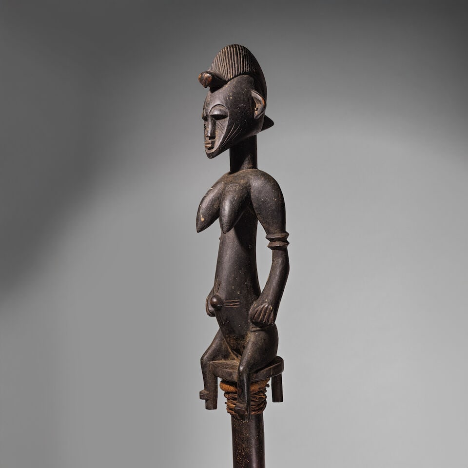 CANNE TEFALIPITYA SÉNOUFO, CÔTE D'IVOIRE: CANNE TEFALIPITYA SÉNOUFO, CÔTE D'IVOIRE bois, fer Hauteur: 136.5 cm. SENUFO TEFALIPITYA STAFF Ivory Coast Provenance Charles Davis, Nouvelle-Orléans Collection privée, Londres Thi