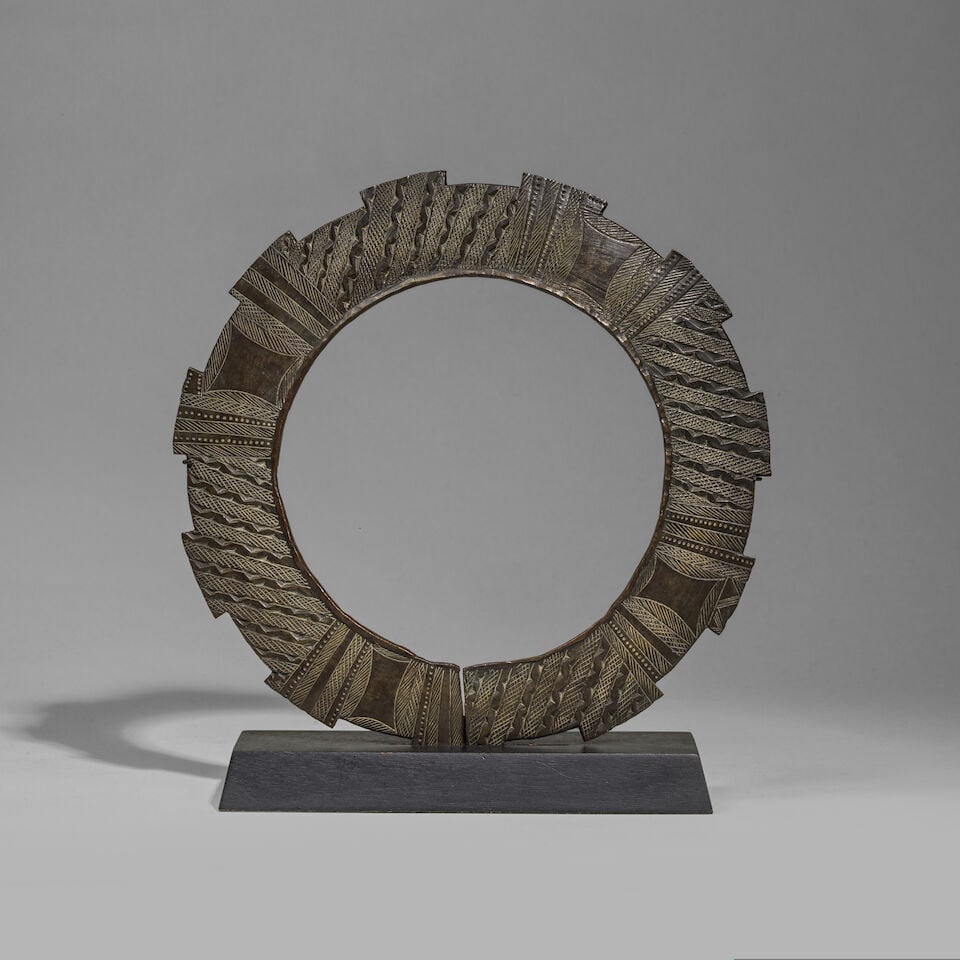 COLLIER TÉKÉ, RÉPUBLIQUE DU CONGO: COLLIER TÉKÉ, RÉPUBLIQUE DU CONGO métal Diamètre: 27 cm. TEKE NECKLACE Republic of the Congo Provenance René Rasmussen, Galerie AAA, Paris, 1969 Raoul Lehuard,