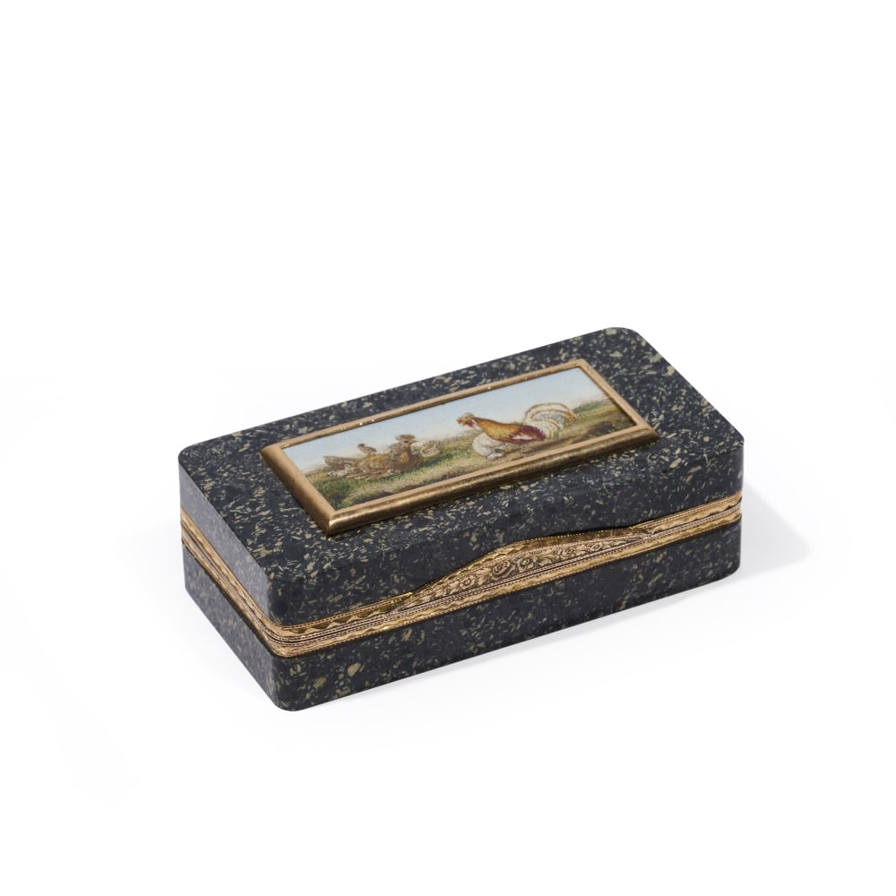 Tabatière en pierre dure ornée de micromosaïque, monture en vermeil, travail fran... (1 of 1)