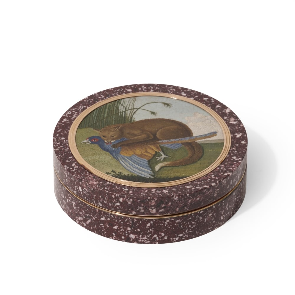 Bonbonnière en porphyre et micromosaïque, monture en or, début du XVIIIe siè...: Bonbonnière en porphyre et micromosaïque, monture en or, début du XVIIIe siècle A fine early 18th century gold mounted porphyry bonbonniere set with a micro-mosaic Rome circa 1810