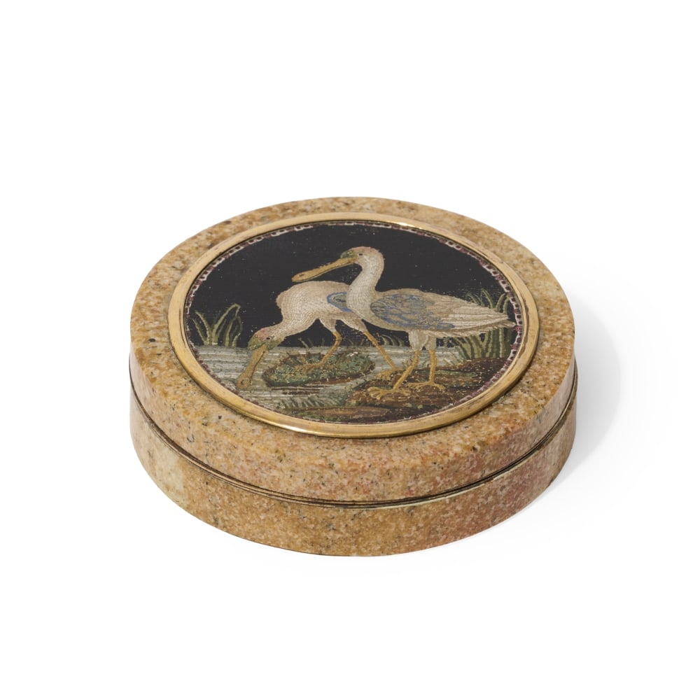 Bonbonnière en pierre dure ornée de micromosaïque, monture en or et vermeil, d...: Bonbonnière en pierre dure ornée de micromosaïque, monture en or et vermeil, début du XIXe siècle An early 19th century gold and silver-gilt mounted hardstone bonbonniere set