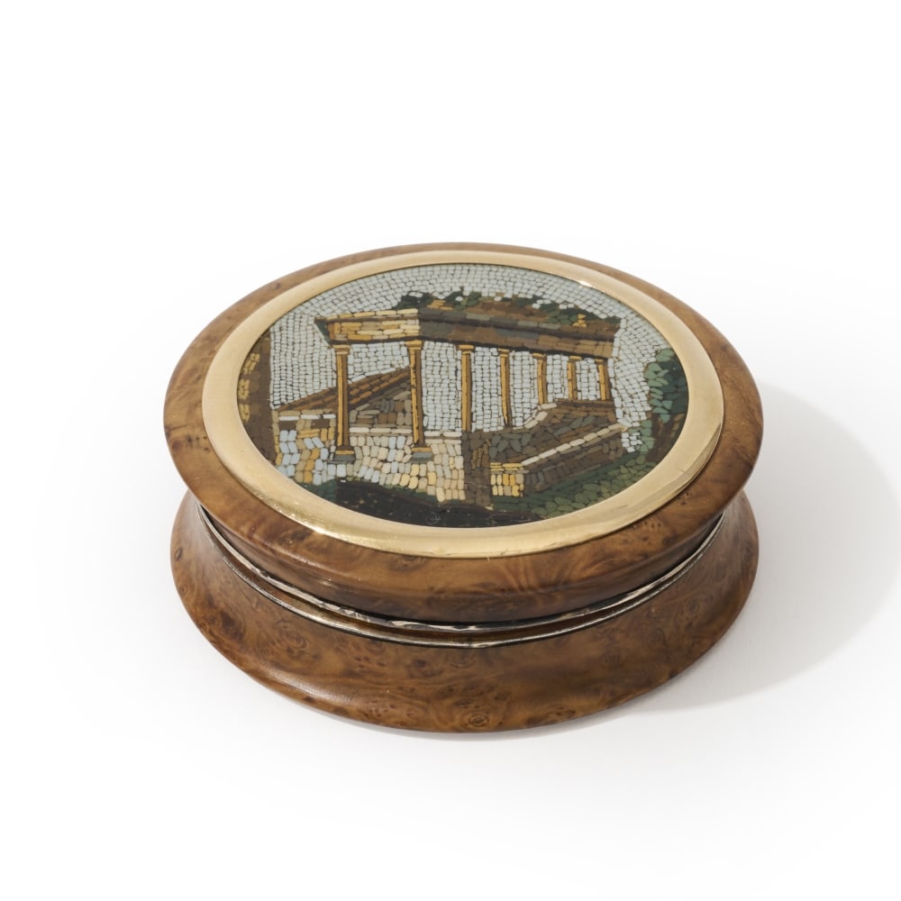 Bonbonnière en bois ornée de micromosaïque, monture en vermeil, travail franç...: Bonbonnière en bois ornée de micromosaïque, monture en vermeil, travail français, début du XIXe siècle An early 19th century French silver-gilt mounted wooden bonbonniere