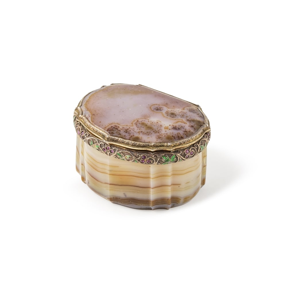 Boîte en pierre dure, argent et vermeil 800°/°°, émail et sertie de pie...: Boîte en pierre dure, argent et vermeil 800°/°°, émail et sertie de pierres fines, fin du XIXe siècle - début du XXe siècle A late 19th century - early 20th cen