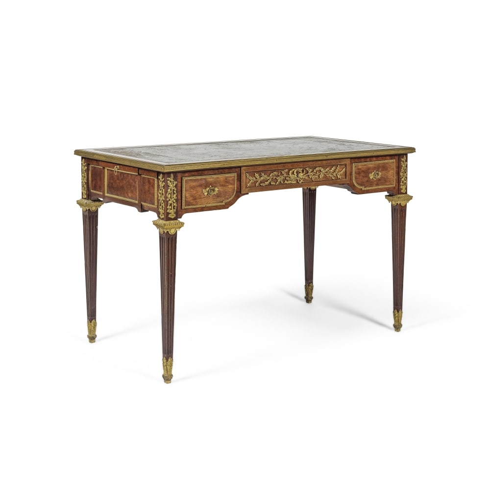 Bureau plat en placage de bois de rose, amarante et satiné de style Louis XVI d'après ...: Bureau plat en placage de bois de rose, amarante et satiné de style Louis XVI d'après le modèle de J.H. Riesener A desk in rosewood and amaranth veneer in the Louis XVI style, after J.H