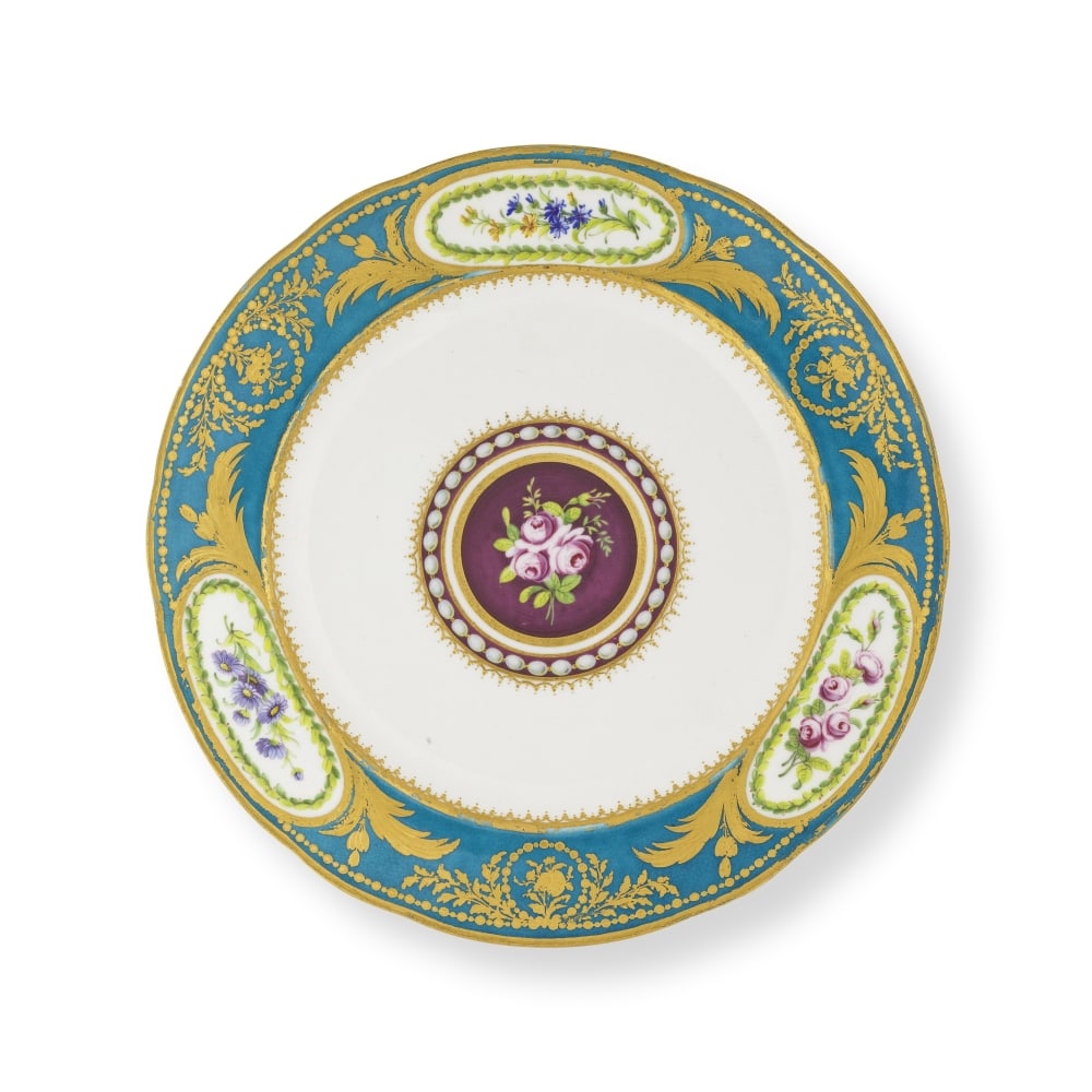 Assiette en porcelaine de Sèvres provenant du service donné par Louis XVI à l'Arc...: Assiette en porcelaine de Sèvres provenant du service donné par Louis XVI à l'Archiduc Ferdinand d'Autriche, vers 1785 A Sèvres plate from the service given by Louis XVI to Archduk