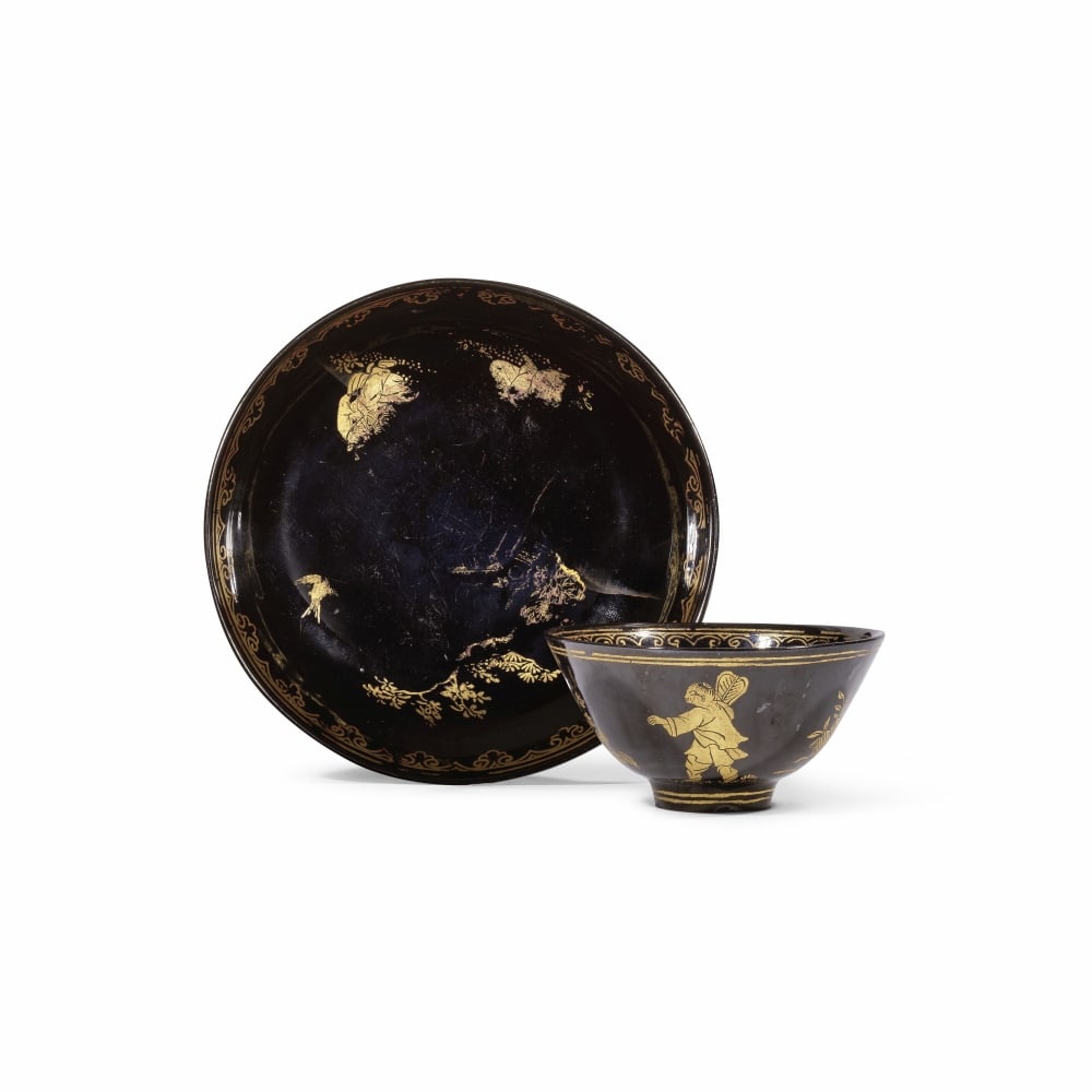 Bol à thé et soucoupe en grès Böttger à fond noir doré de Meissen,...: Bol à thé et soucoupe en grès Böttger à fond noir doré de Meissen, vers 1711-15 A Meissen Böttger stoneware black-glazed and gilt teabowl and saucer, circa 1711-15 D