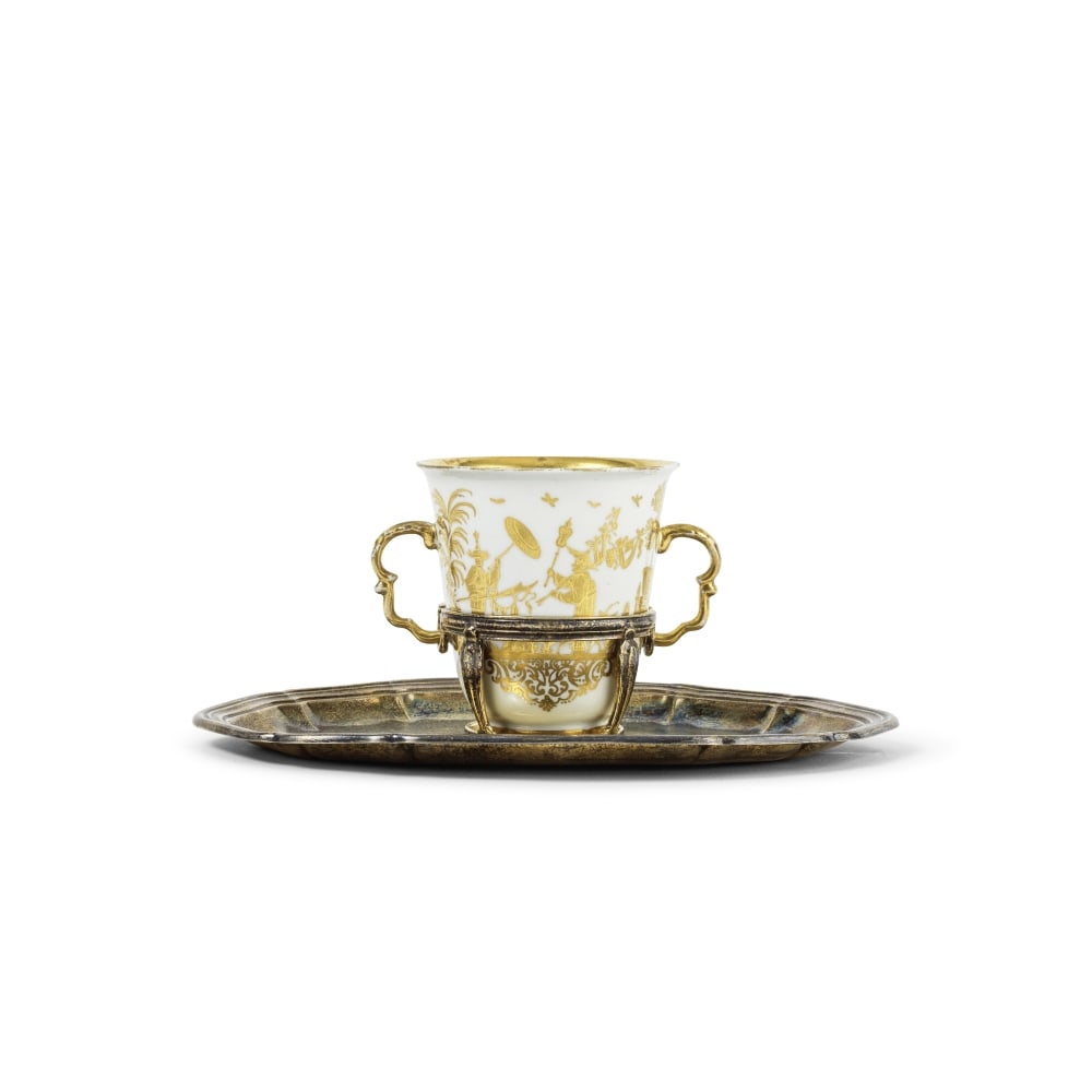 Gobelet à chocolat à deux anses en porcelaine de Meissen Hausmaler, vers 1725, sur un ... (1 of 1)