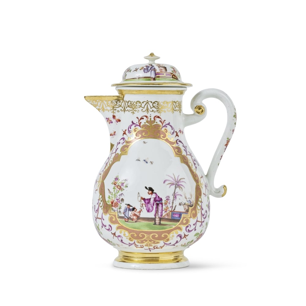 Cafetière couverte en porcelaine de Meissen, vers 1725-30 A Meissen coffee pot and cover, c... (1 of 1)