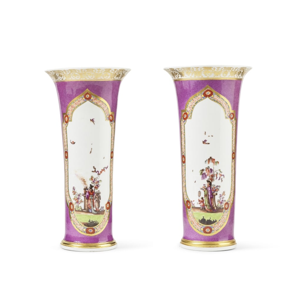 Paire de vases à fond violet en porcelaine de Meissen Augustus Rex, vers 1730 A pair of Mei... (1 of 1)
