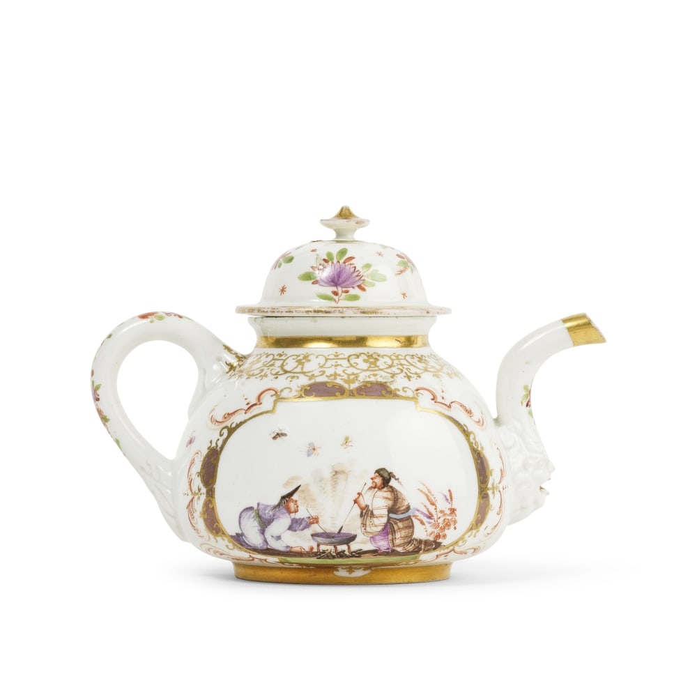 Théière couverte en porcelaine de Meissen KPM, vers 1723-24 A Meissen KPM chinoiserie ...: Théière couverte en porcelaine de Meissen KPM, vers 1723-24 A Meissen KPM chinoiserie teapot and cover, circa 1723-24 Decorated with chinoiserie scenes within gilt scrollwork cartouches fill