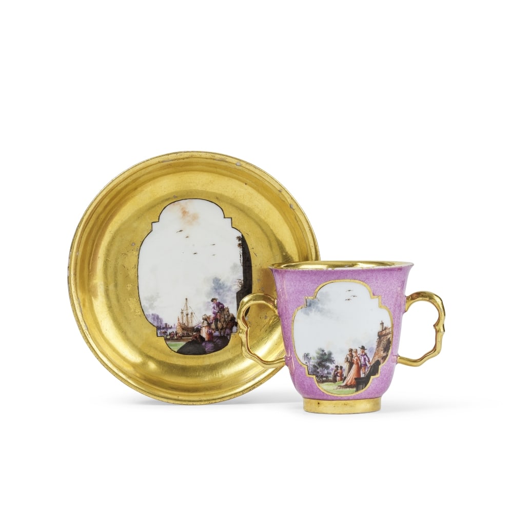 Gobelet à deux anses et soucoupe à fond violet en porcelaine de Meissen, vers 1735-40 ... (1 of 1)