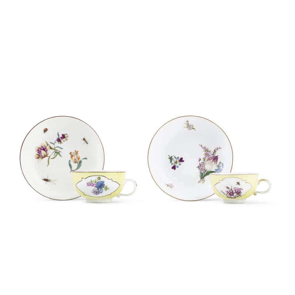 Deux tasses et soucoupes à fond jaune en porcelaine de Meissen, vers 1745 Two Meissen yello...: Deux tasses et soucoupes à fond jaune en porcelaine de Meissen, vers 1745 Two Meissen yellow-ground teacups and saucers, circa 1745 Each cup with two shaped quatrelobe reserves painted with Europ