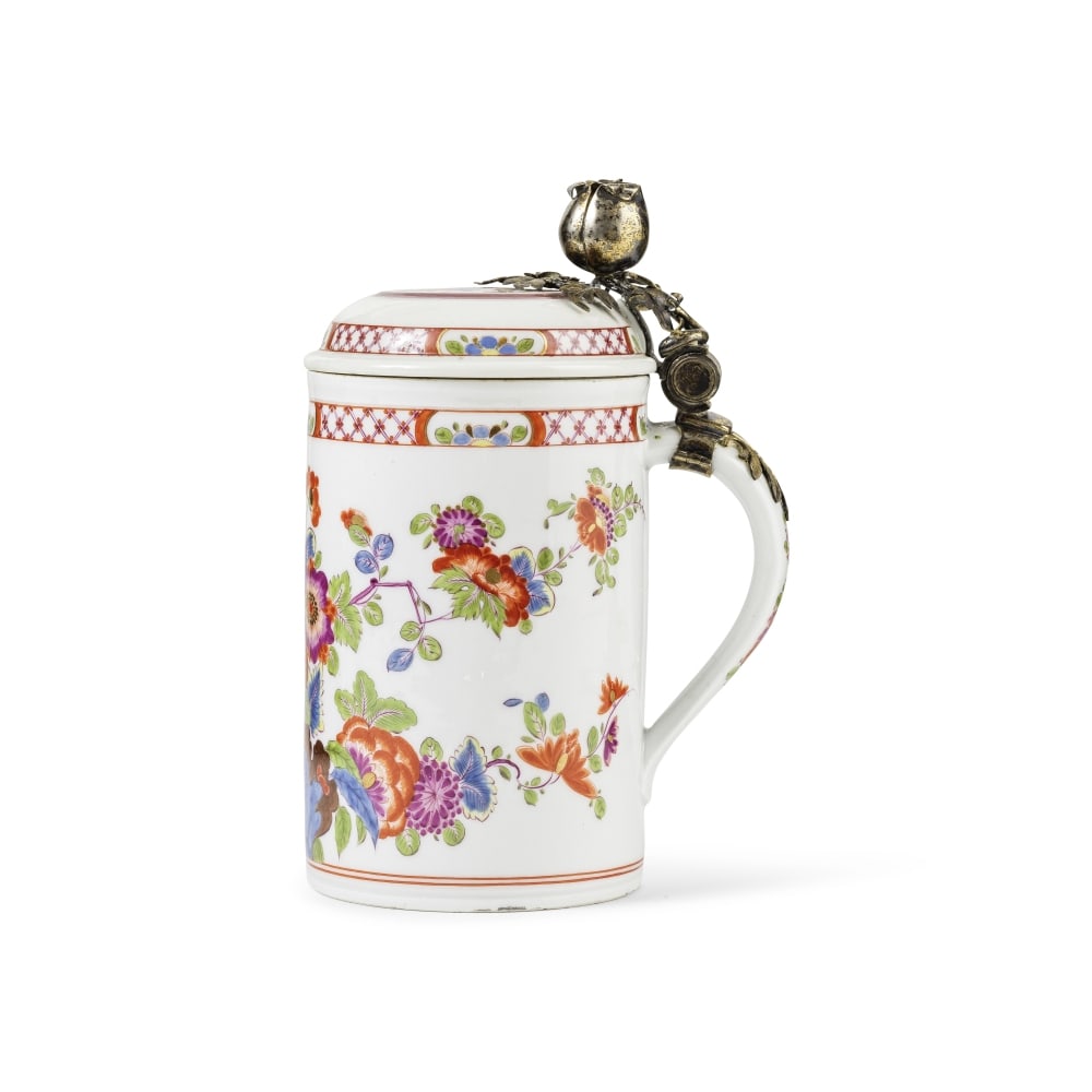 Chope couverte en porcelaine de Meissen, la monture postérieure en métal argenté,... (1 of 1)