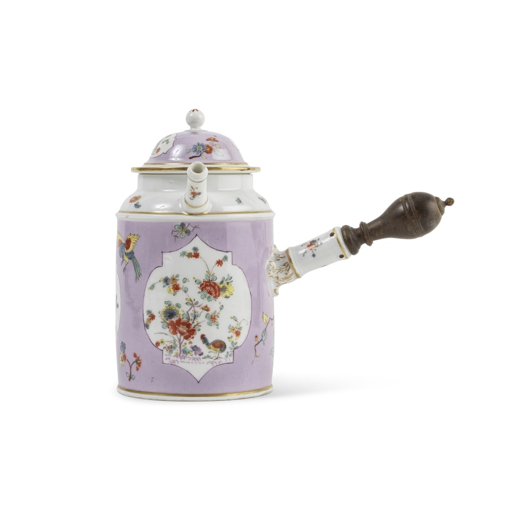 Rare verseuse à chocolat à fond lavande en porcelaine de Meissen, vers 1735-40 A rare ... (1 of 1)