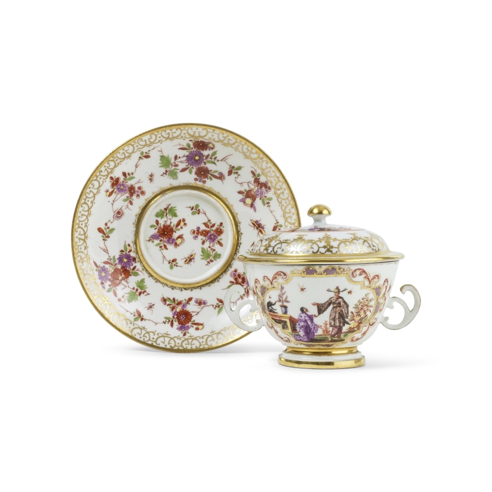Bol à bouillon et son présentoir en porcelaine de Meissen, vers 1723-35, le couvercle ... (1 of 1)
