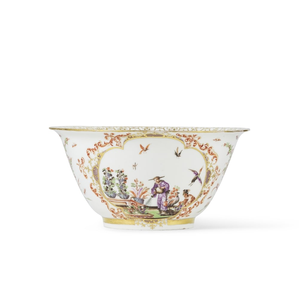 Bol en porcelaine de Meissen, vers 1725 A Meissen waste bowl, circa 1725: Bol en porcelaine de Meissen, vers 1725 A Meissen waste bowl, circa 1725 The sides and interior decorated with chinoiserie scenes within a gilt scrollwork cartouche filled with Böttger lustre and