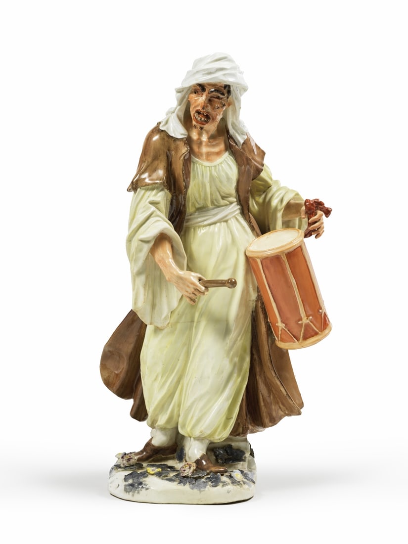 Grande et très rare figure en porcelaine représentant une sorcière au tambour, Me...: Grande et très rare figure en porcelaine représentant une sorcière au tambour, Meissen, milieu du XVIIe siècle A large and very rare Meissen figure of a witch, mid 18th century Mod