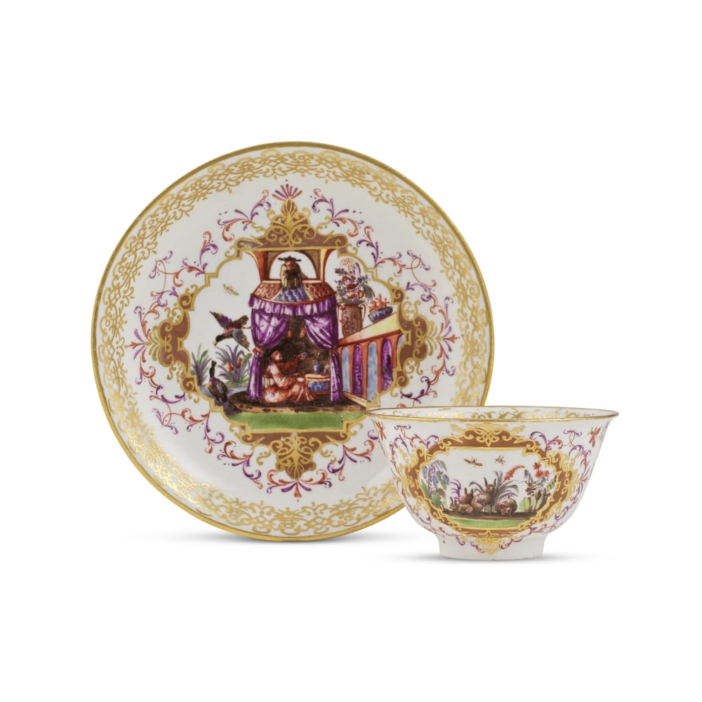 Bol à thé et soucoupe en porcelaine de Meissen, vers 1726 A Meissen teabowl and saucer...: Bol à thé et soucoupe en porcelaine de Meissen, vers 1726 A Meissen teabowl and saucer, circa 1726 Painted with chinoiserie scenes within gilt scrollwork cartouches filled with Böttger