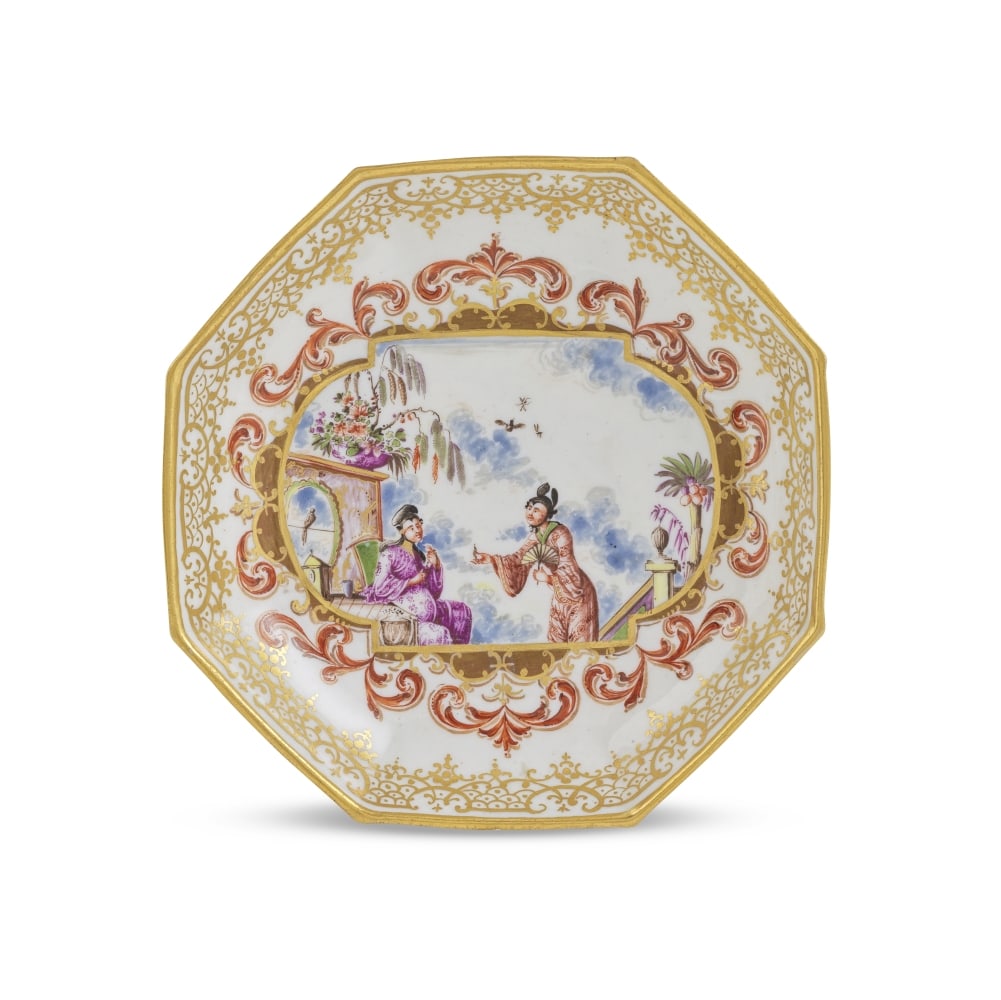 Très rare soucoupe octogonale en porcelaine de Meissen, vers 1735 A very rare Meissen Chino...: Très rare soucoupe octogonale en porcelaine de Meissen, vers 1735 A very rare Meissen Chinoiserie octagonal saucer, circa 1735 Superbly painted with a chinoiserie scene depicting a figure holding