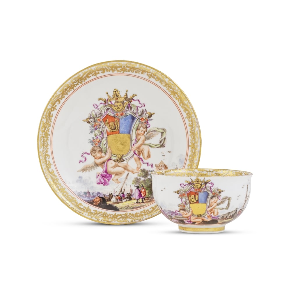 Bol à thé et soucoupe armoriés en porcelaine de Meissen provenant du service Fosc...: Bol à thé et soucoupe armoriés en porcelaine de Meissen provenant du service Foscari, vers 1740 A Meissen armorial teabowl and saucer from the Foscari service, circa 1740 Painted with t
