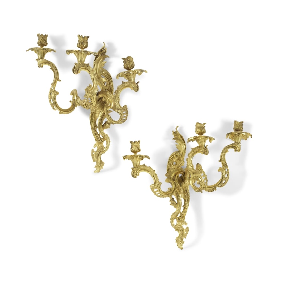 Importante paire d'appliques à trois bras de lumières en bronze doré et cisel...: Importante paire d'appliques à trois bras de lumières en bronze doré et ciselé au C couronné d'époque Louis XV An important pair of Louis XV ormolu, with C couronne marks