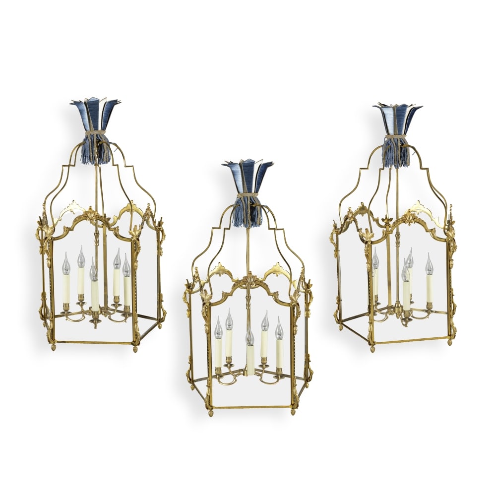 Suite de trois lanternes cages à cinq pans coupés en bronze doré et ciselé d...: Suite de trois lanternes cages à cinq pans coupés en bronze doré et ciselé de style Louis XV A suite of three Louis XV style five-side lanterns in gilt and chiseled bronze With car