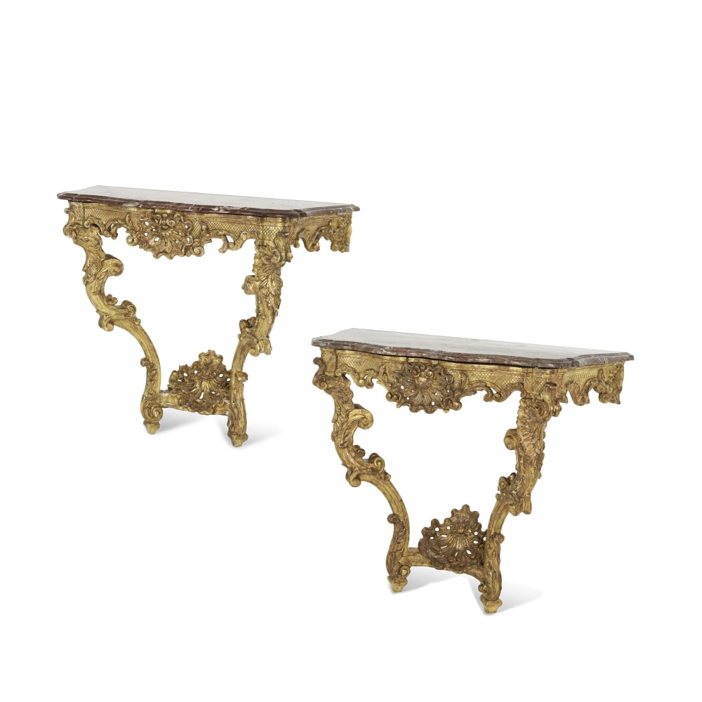 Deux consoles formant paire en bois doré et sculpté d'époque Louis XVA Louis XV p...: Deux consoles formant paire en bois doré et sculpté d'époque Louis XV A Louis XV pair of carved and gilt wooden consoles They are of curvilinear shape, with a band decorated with shells