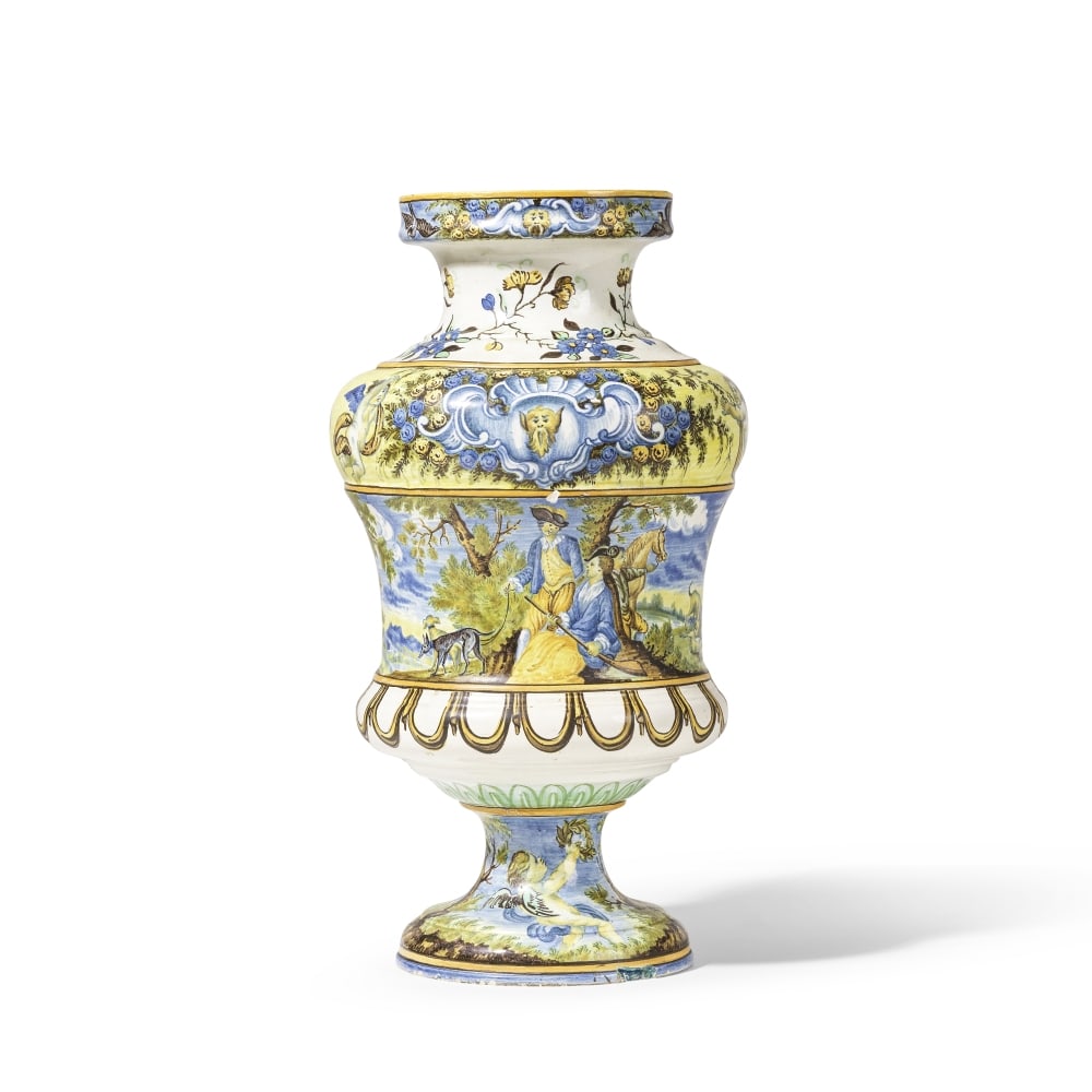 Grand vase à pied en maiolique de Castelli, Liborio Grue, vers 1730 A large Castelli, Libor... (1 of 1)