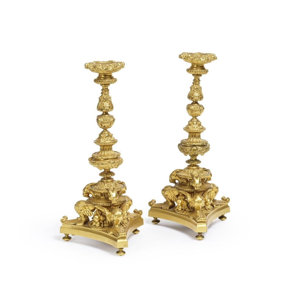 Paire de flambeaux aux chimères en bronze doré et ciselé dans le goût de la ... (1 of 1)