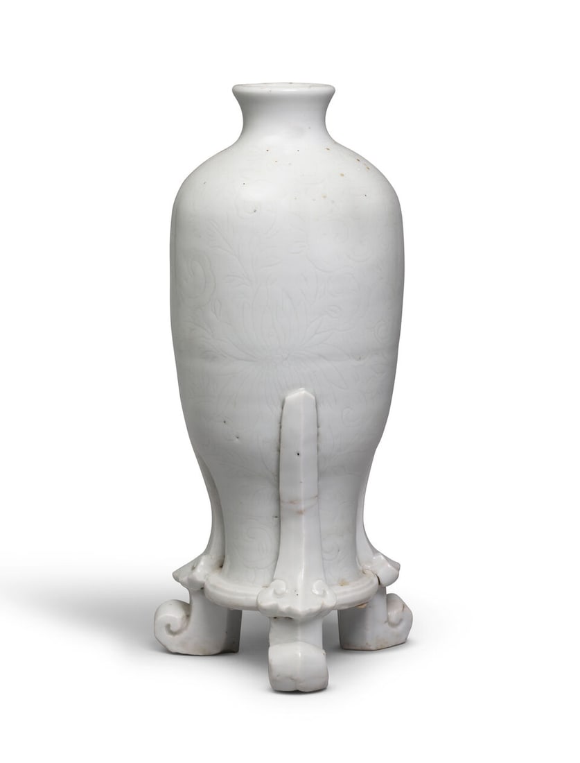 A BLANC-DE-CHINE TRIPOD 'FLORAL' VASE 17th century - 2