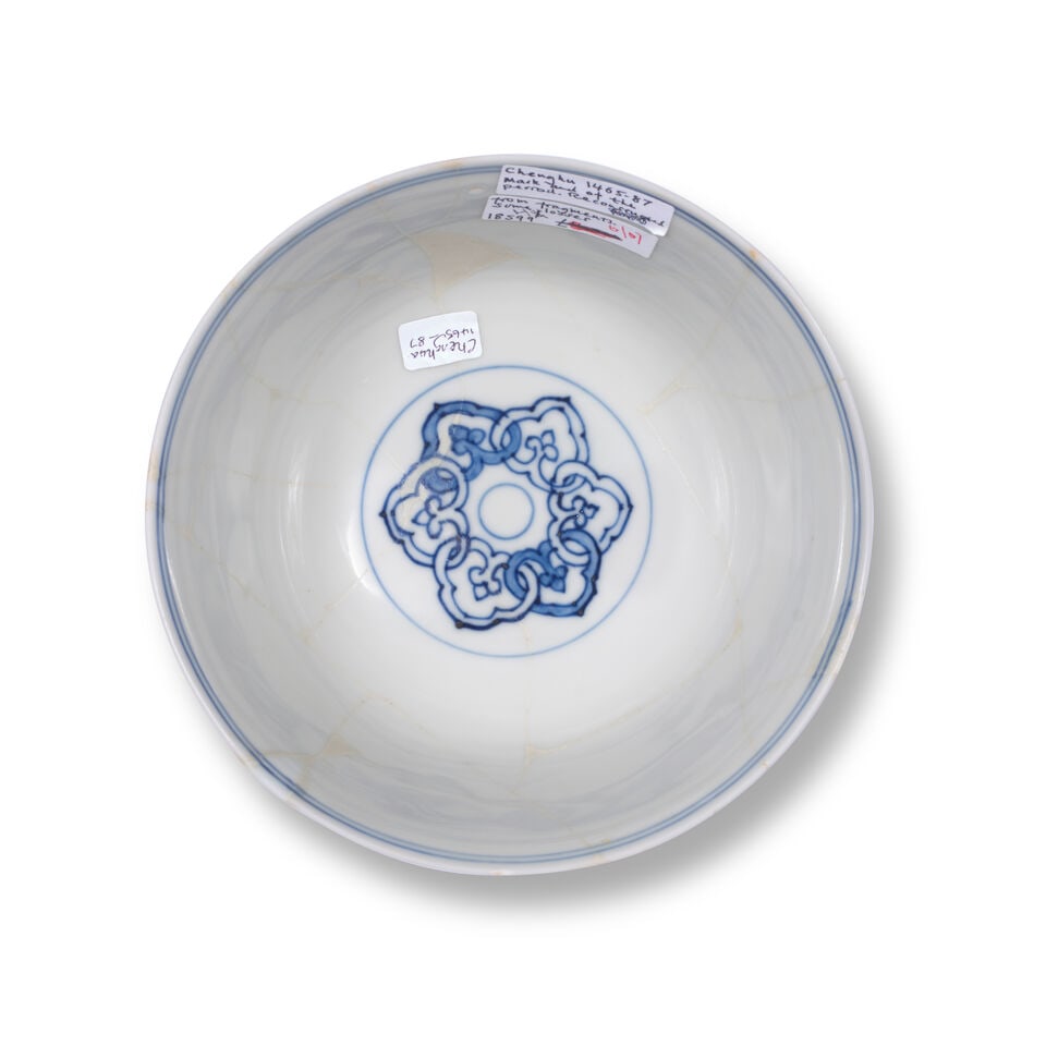 A BLUE AND WHITE 'BUDDHIST LIONS' BOWL Chenghua six-character mark and of the period - 3