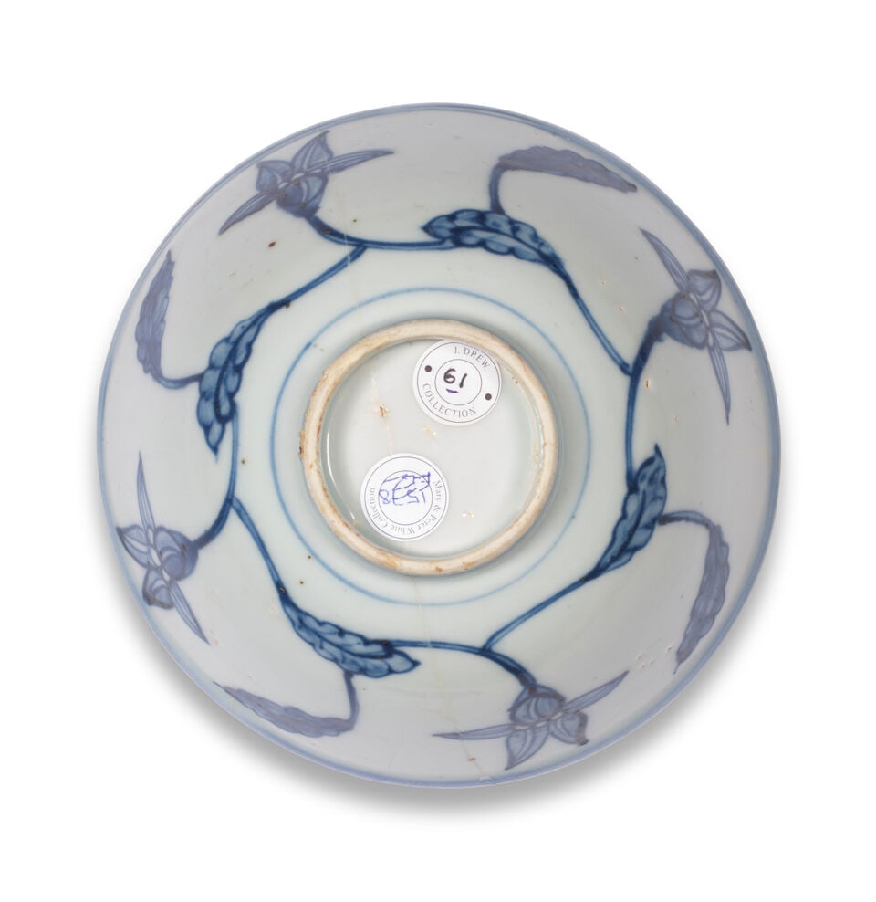 A BLUE AND WHITE 'DAY-LILY' BOWL 15th/16th century - 2