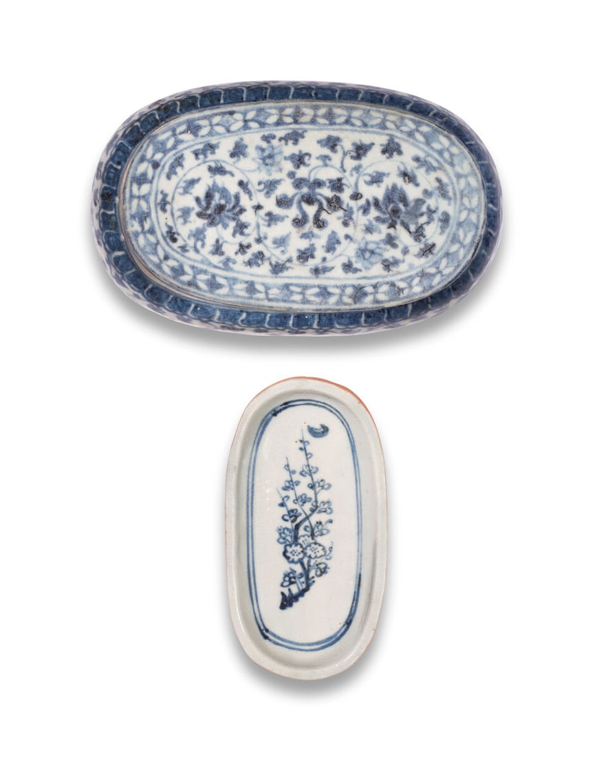 AN OVAL BLUE AND WHITE 'LOTUS SCROLL' BOX, LINER AND COVER Hongzhi (3) - 3