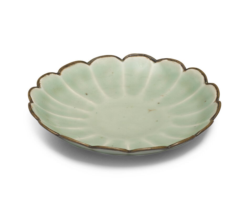 A LONGQUAN CELADON FLOWER-SHAPED DISH Song Dynasty - 2