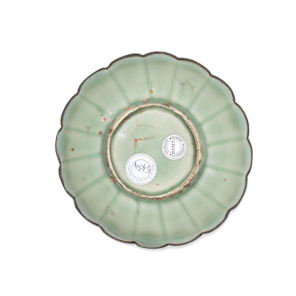 A LONGQUAN CELADON FLOWER-SHAPED DISH Song Dynasty - 3