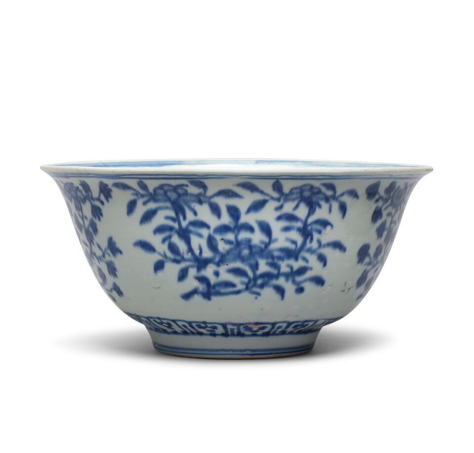 A LARGE BLUE AND WHITE 'FLORAL SCROLL' BOWL Jiajing six-character mark and of the period - 3