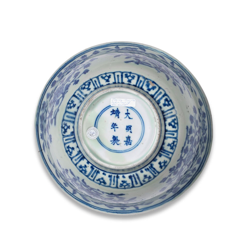 A LARGE BLUE AND WHITE 'FLORAL SCROLL' BOWL Jiajing six-character mark and of the period - 4