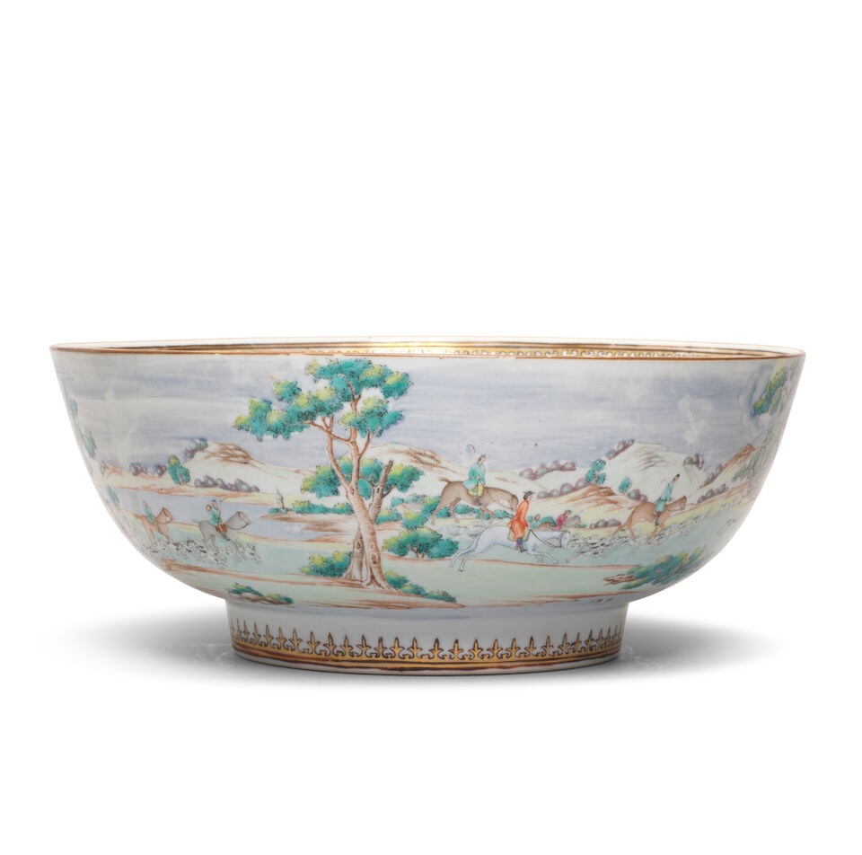 A FAMILLE ROSE 'HUNTING' PUNCH BOWL Qianlong - 2